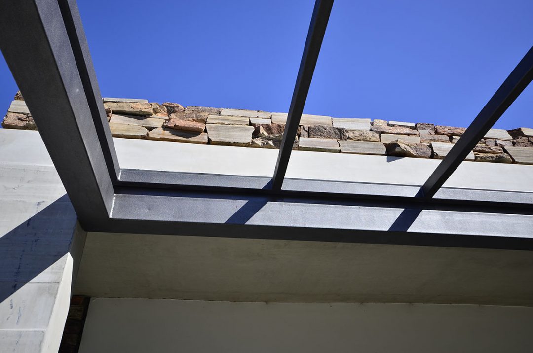 06 Detalle de pérgola metálica en acceso - Mestra